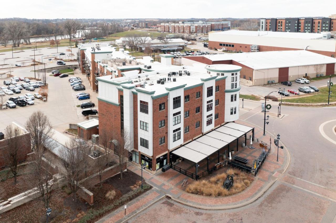 Iowa River Landing Luxury 2-bed & 2-bath Apartment
